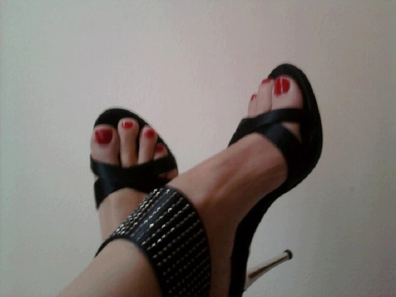68 kép Laraa. szexpartner 705704334,   
