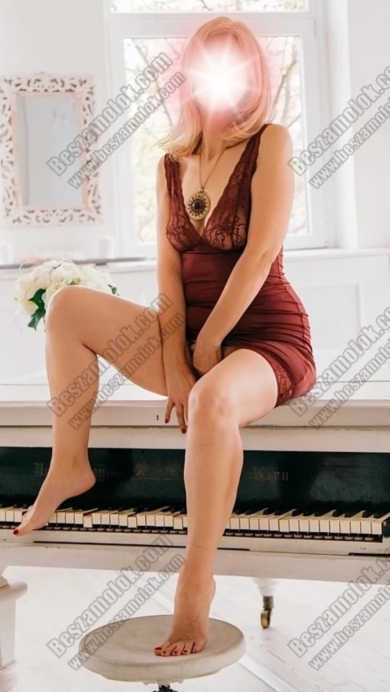 71 kép Laraa. szexpartner 705704334,   